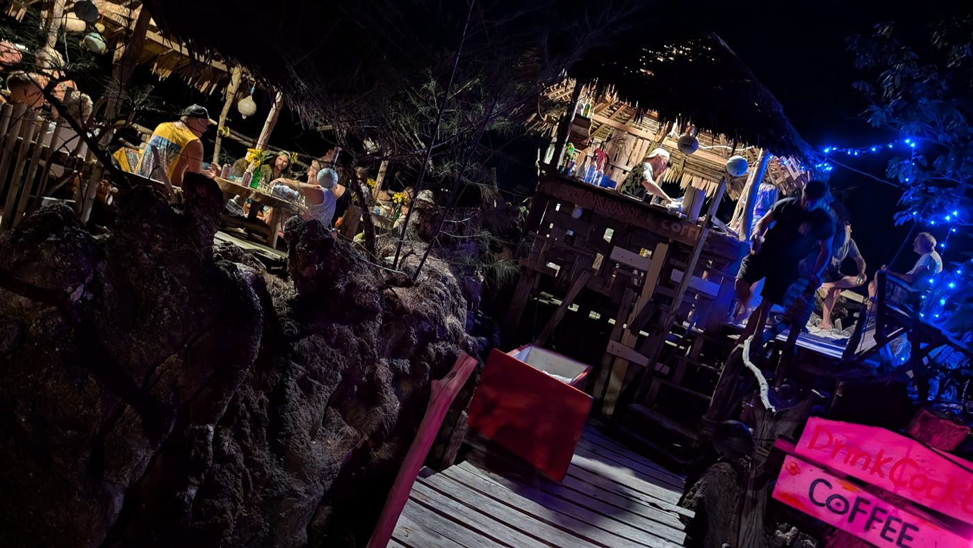 Bartresen der Rockbar mit Gästen bei Nacht